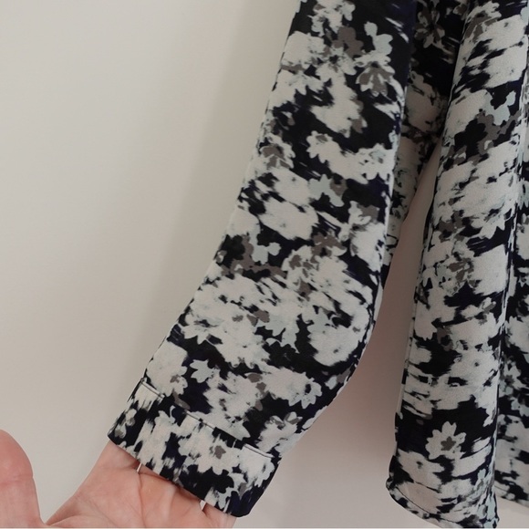 Ann Taylor Petites Multicolor Ruffle Front Blouse Sz MP Lightweight Flowy Blue - Picture 6 of 12